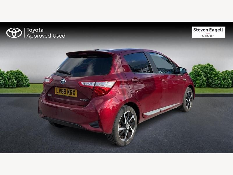 Used Toyota Yaris Hybrid 100 HP (73 kW) 2019 Red Hatchback