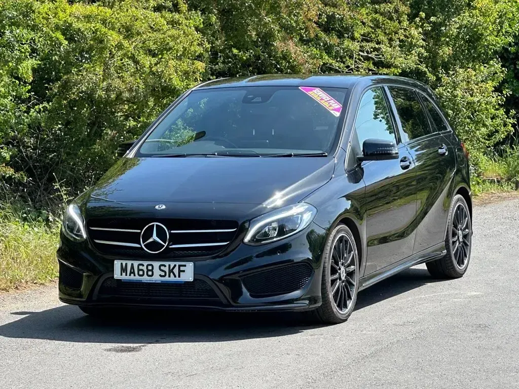 Usado Mercedes B180 AMG line 109 HP (80 kW) 2018 Preto Monovolume