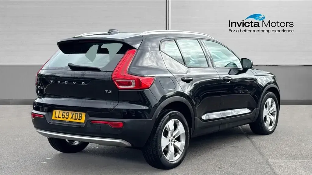 Used Volvo XC40 Momentum 163 HP (119 kW) 2019 Onyx black metallic SUV