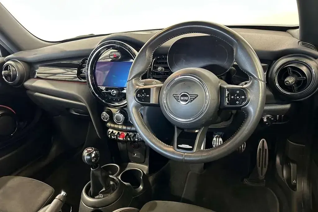 Used Mini Cooper Hatch 134 HP (98 kW) 2022 Red Hatchback