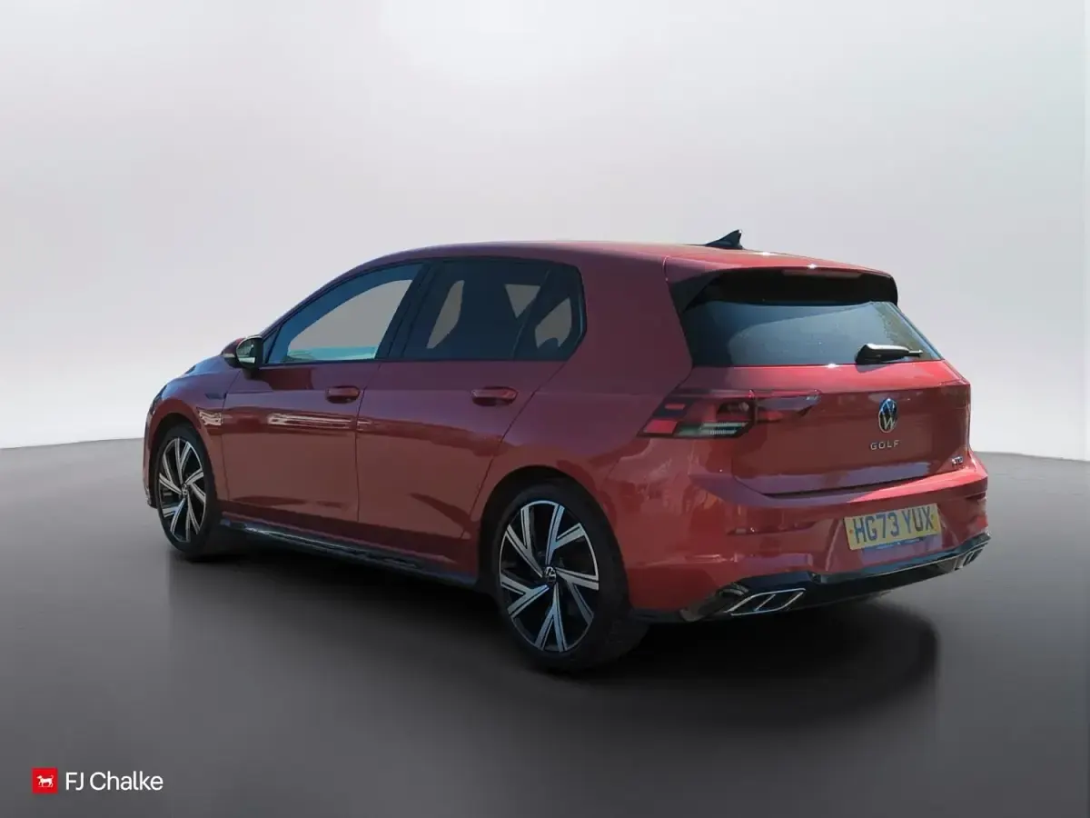 Second-hand VW Golf VIII R-line 150 CP (110 kW) 2024 Roșu Hatchback