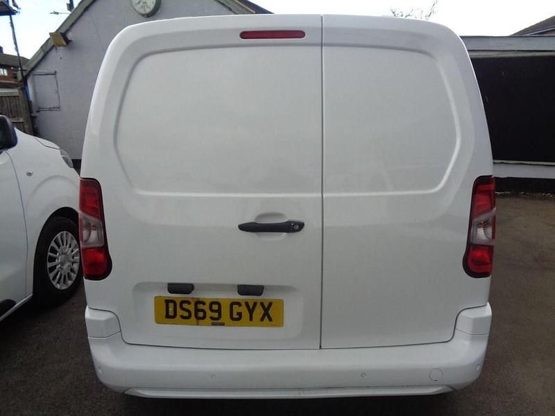 Second-hand Vauxhall Combo Sportive 100 CP (73 kW) 2019 Alb Van