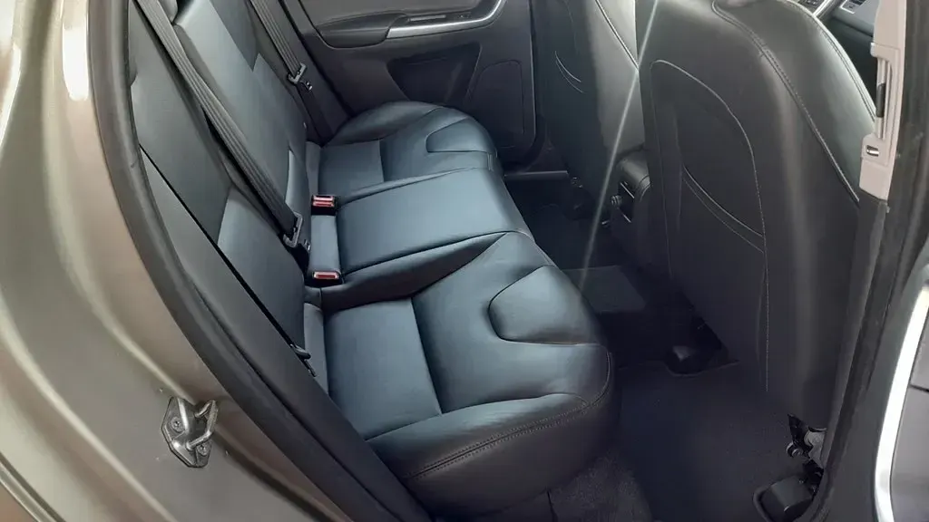Używany Volvo XC60 SE Lux 220 KM (161 kW) 2015 Złoty SUV