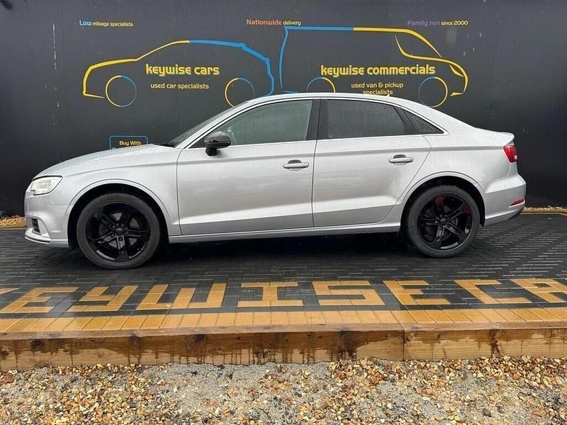 Usado Audi A3 Sport 110 HP (80 kW) 2017 Prateado Sedan
