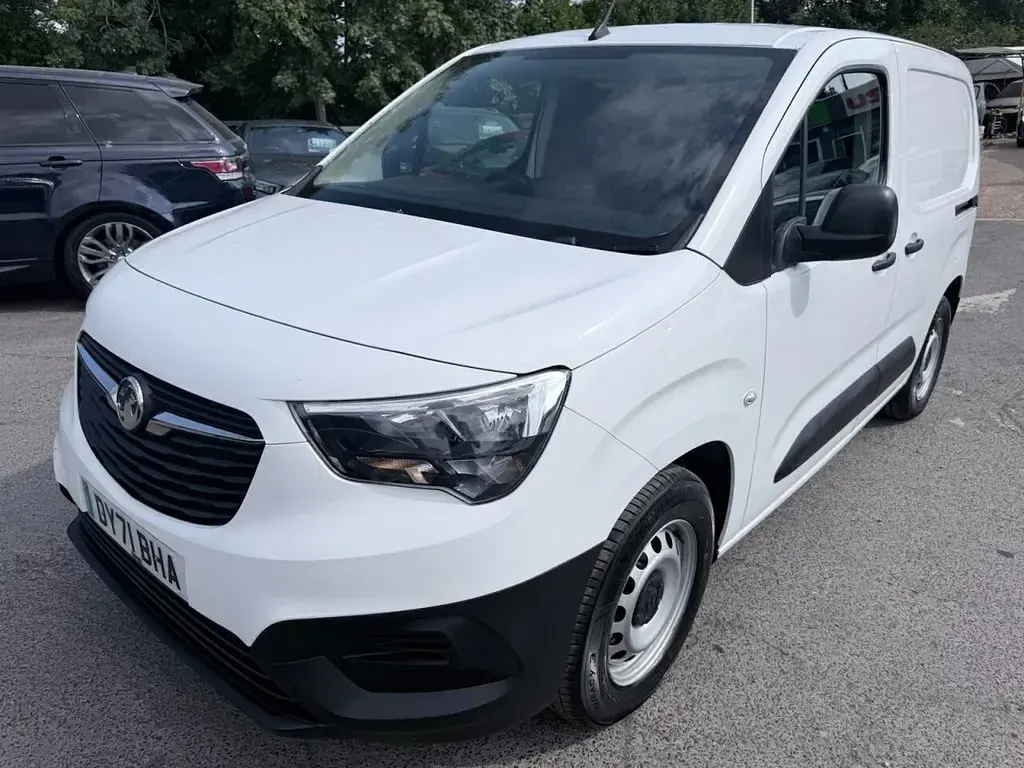 Used Vauxhall Combo 100 kW (136 HP) 2021 White MPV