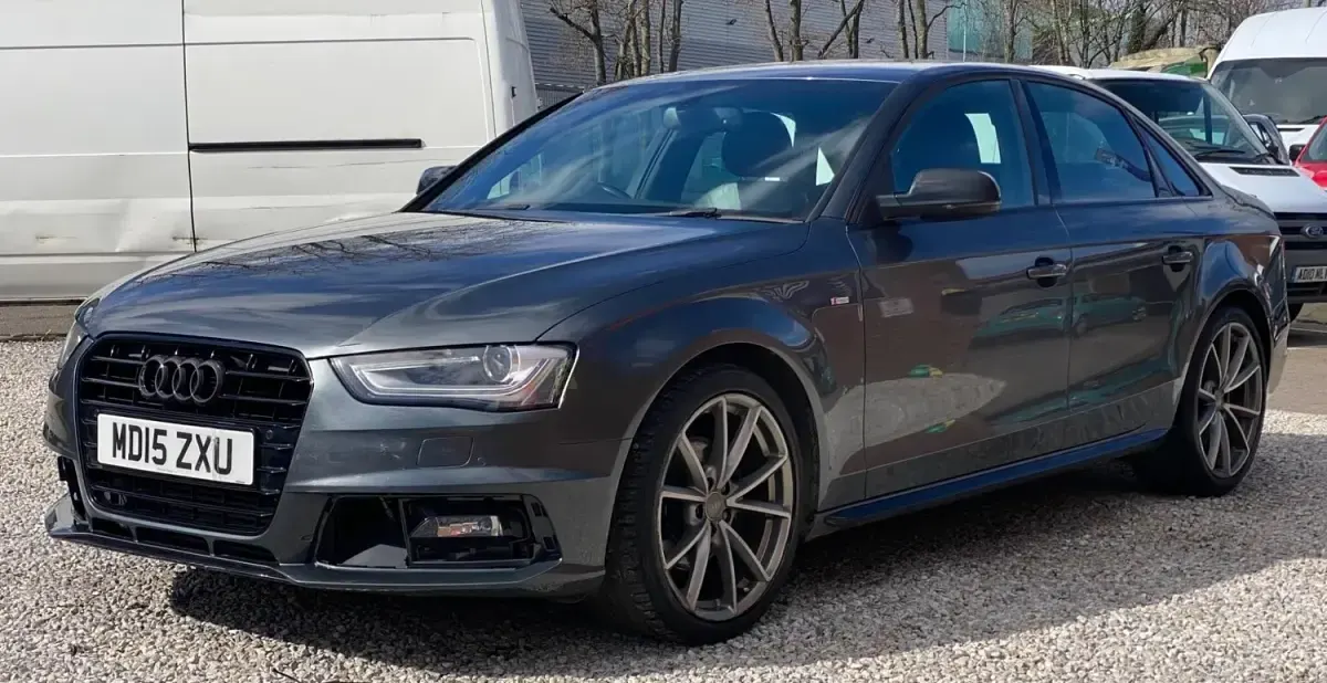Usado Audi A4 Black Edition 177 HP (130 kW) 2015 Cinzento Sedan