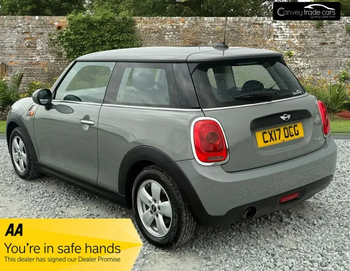 Begagnad Mini ONE Hatch 102 HK (75 kW) 2017 Grå Halvkombi
