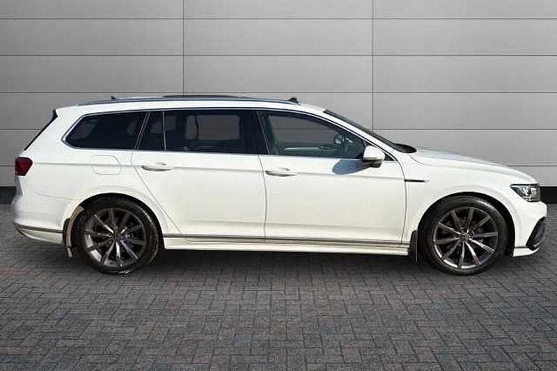 Used VW Passat R-line 150 HP (110 kW) 2023 Glacier white Estate