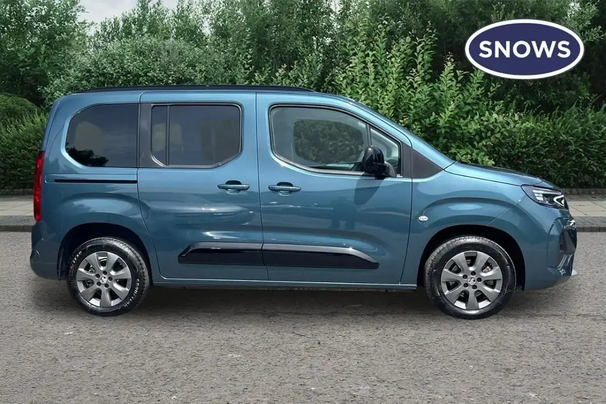 Used Vauxhall Combo Ultimate 100 kW (136 HP) 2024 Blue MPV