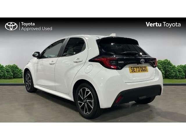 Used Toyota Yaris Hybrid Design 116 HP (85 kW) 2023 White Hatchback