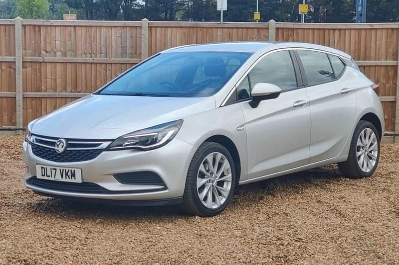 Silver Used 2017 Vauxhall Astra Design Edition Hatchback | £6,300 (Fair price) - Image 1/1