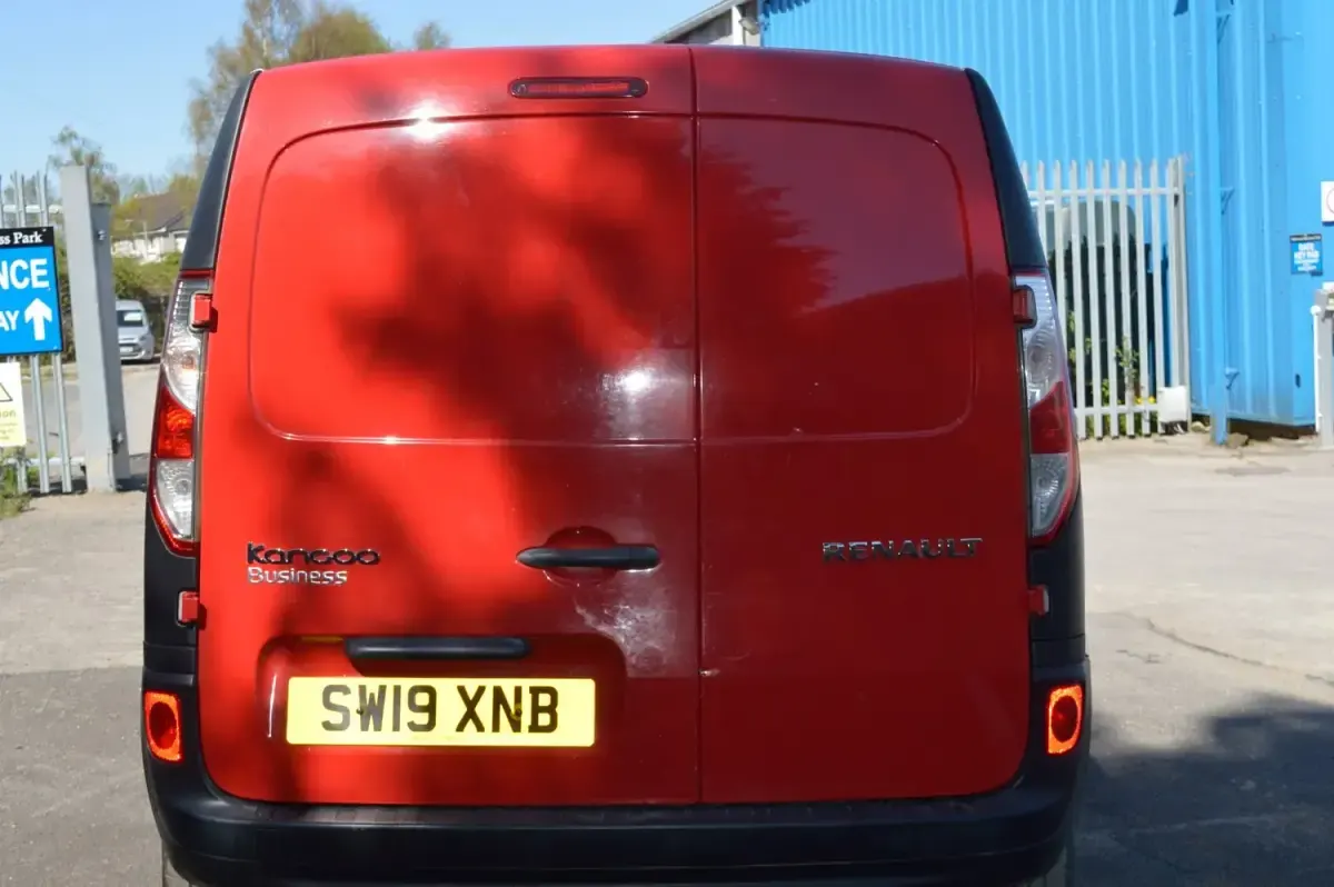 Usado Renault Kangoo Business 90 CV (66 kW) 2019 Rojo Monovolumen