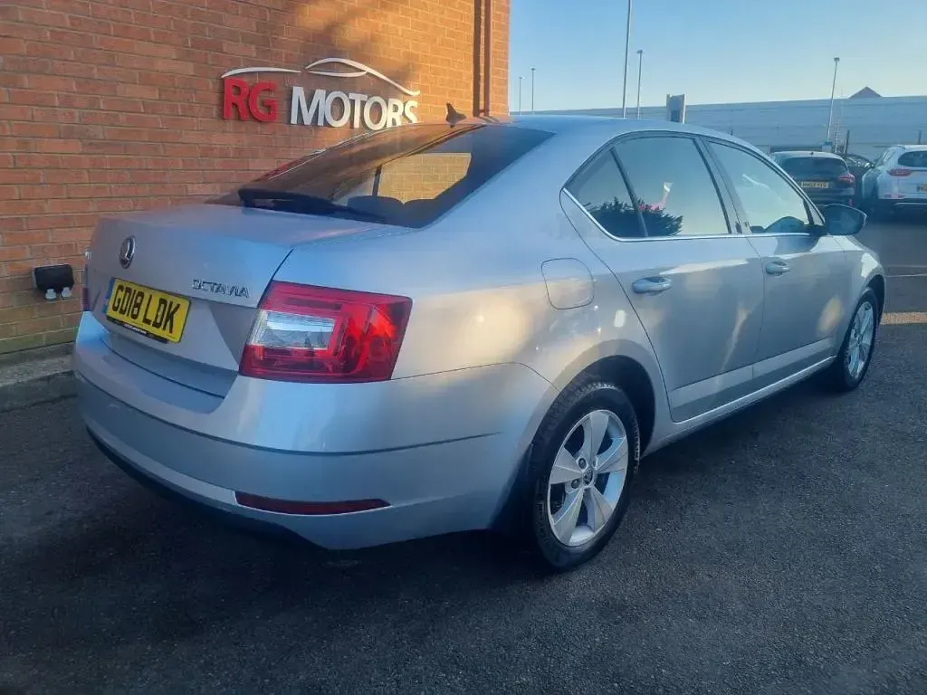 Usado Skoda Octavia SE Technology 115 HP (84 kW) 2018 Prateado Citadino