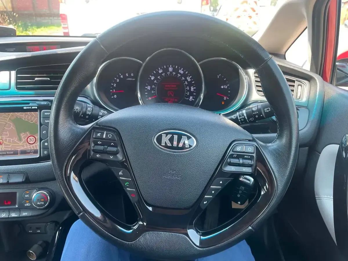 Used Kia Ceed 128 HP (94 kW) 2014 Red Hatchback
