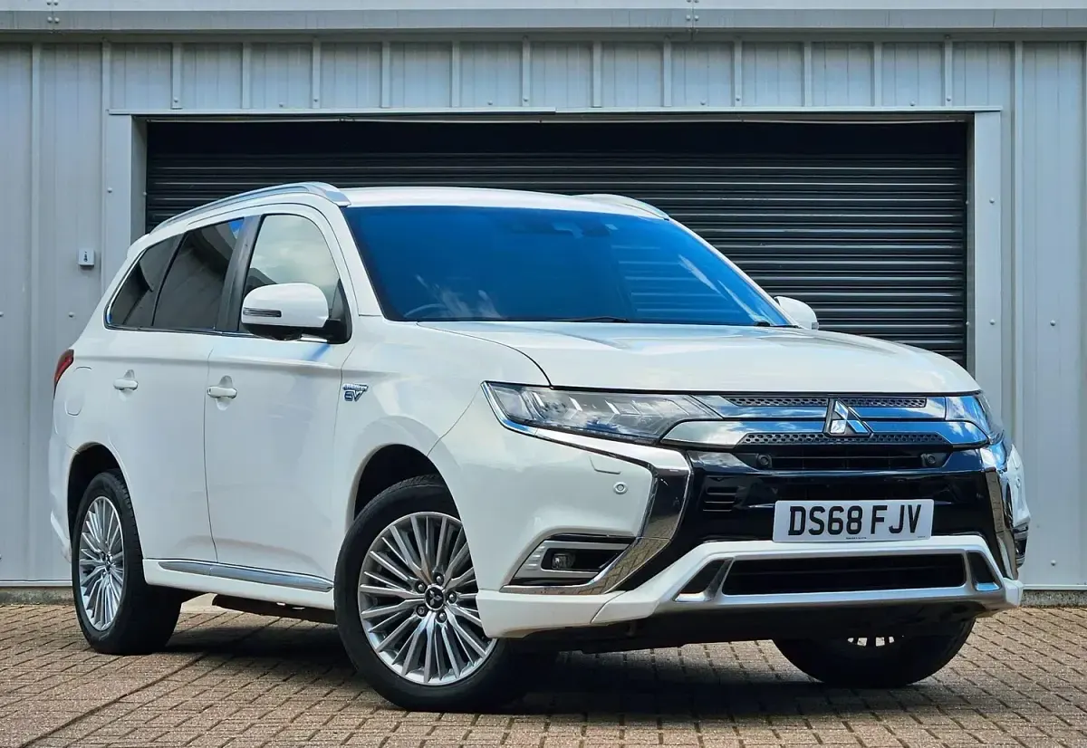 Used Mitsubishi Outlander P-HEV 210 HP (154 kW) 2018 White Estate