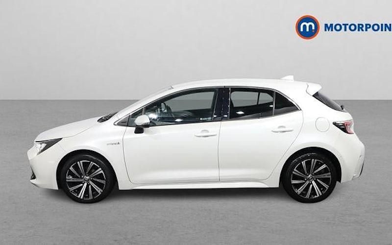 Used Toyota Corolla Design 122 HP (89 kW) 2021 White Hatchback
