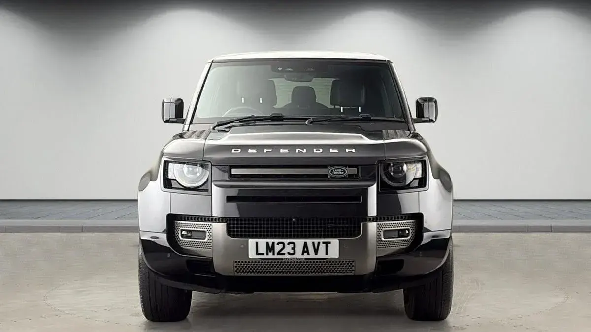 Begagnad Land Rover Defender HSE Dynamic 250 HK (183 kW) 2023 Grå SUV