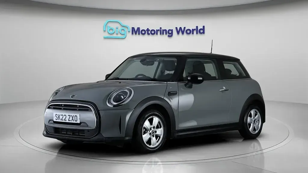 Usado Mini Cooper Classic 136 HP (100 kW) 2022 Cinzento Citadino