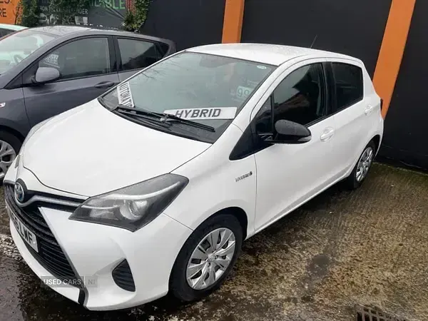 Used Toyota Yaris Active 101 HP (74 kW) 2016 White Hatchback