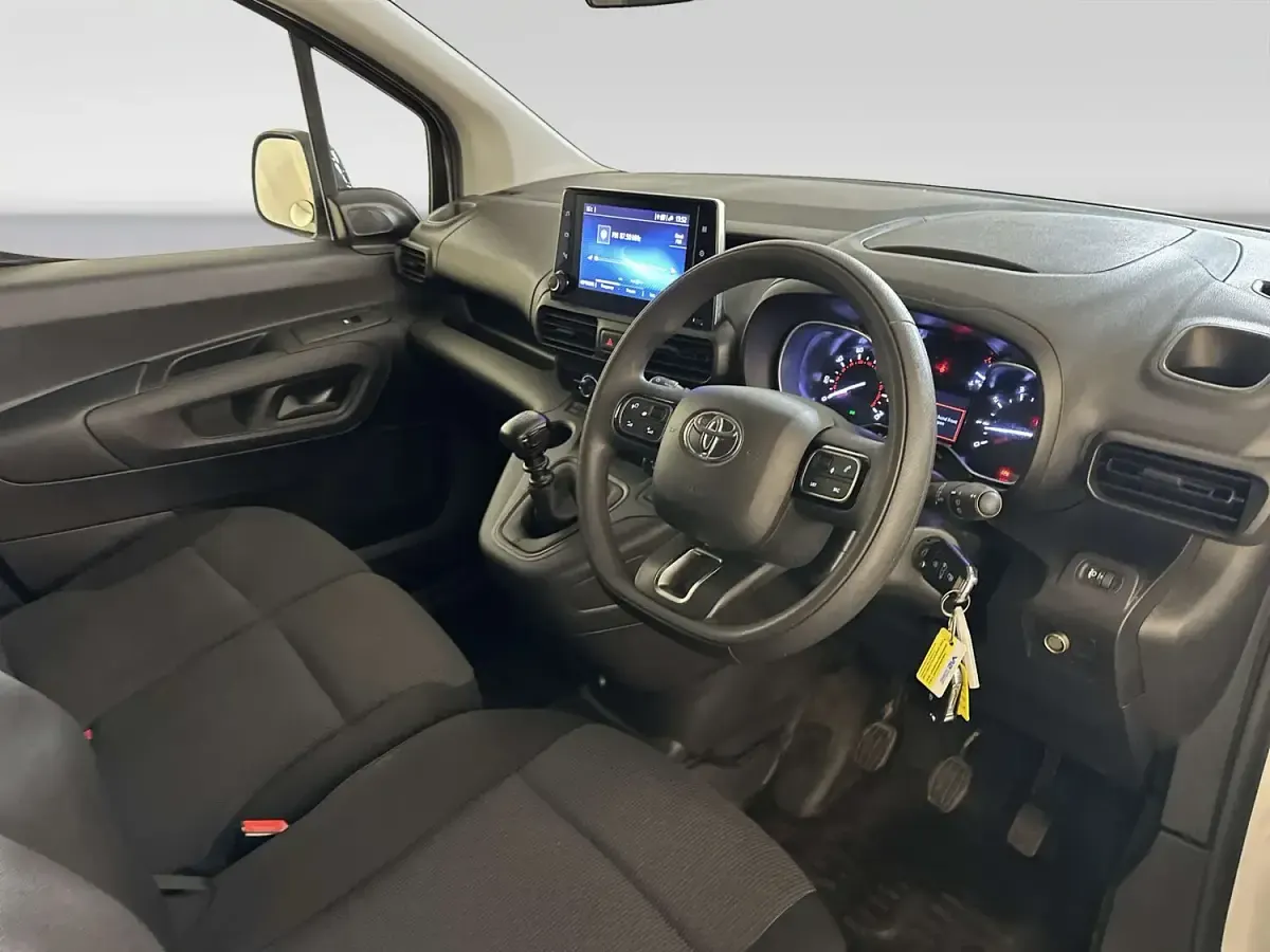 Used Toyota Proace 100 HP (73 kW) 2023 White MPV