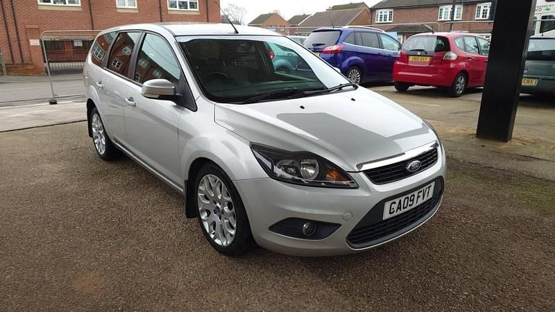 Silver Used 2009 Ford Focus Zetec Estate | £1,689 (Fair price) - Image 1/4