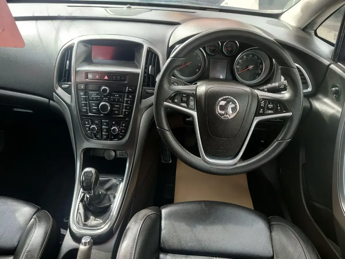 Used Vauxhall Astra Elite 115 HP (84 kW) 2014 Red Hatchback