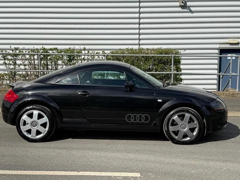 Begagnad Audi TT Design 225 HK (165 kW) 2000 Svart Sportkupé