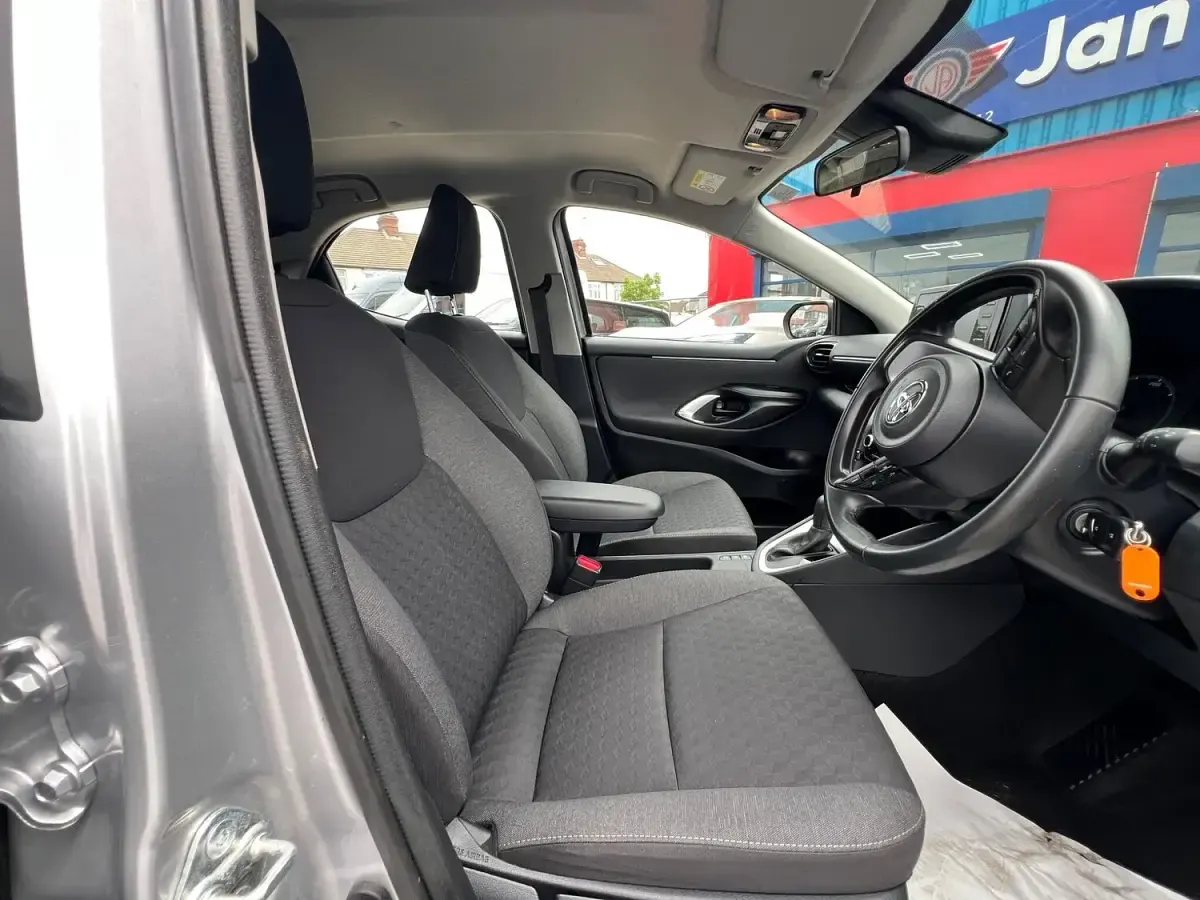 Used Toyota Yaris 91 HP (66 kW) 2023 Silver Hatchback