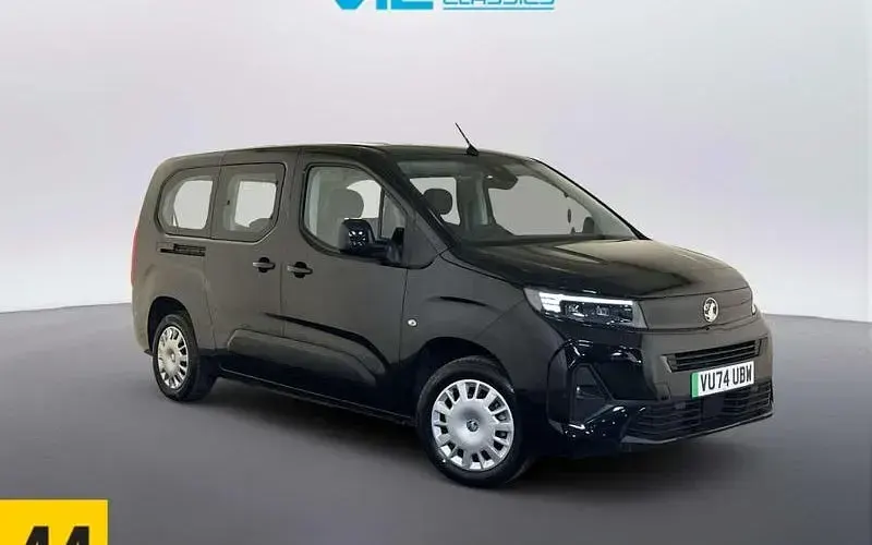 Begagnad Vauxhall Combo Design Edition 100 kW (136 HK) 2026 Minibuss