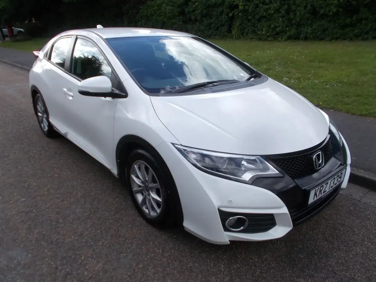 Used Honda Civic SE Plus 120 HP (88 kW) 2015 White Hatchback