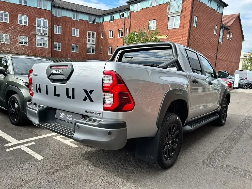 Gebraucht Toyota HiLux 204 PS (150 kW) 2025 Silber Pickup