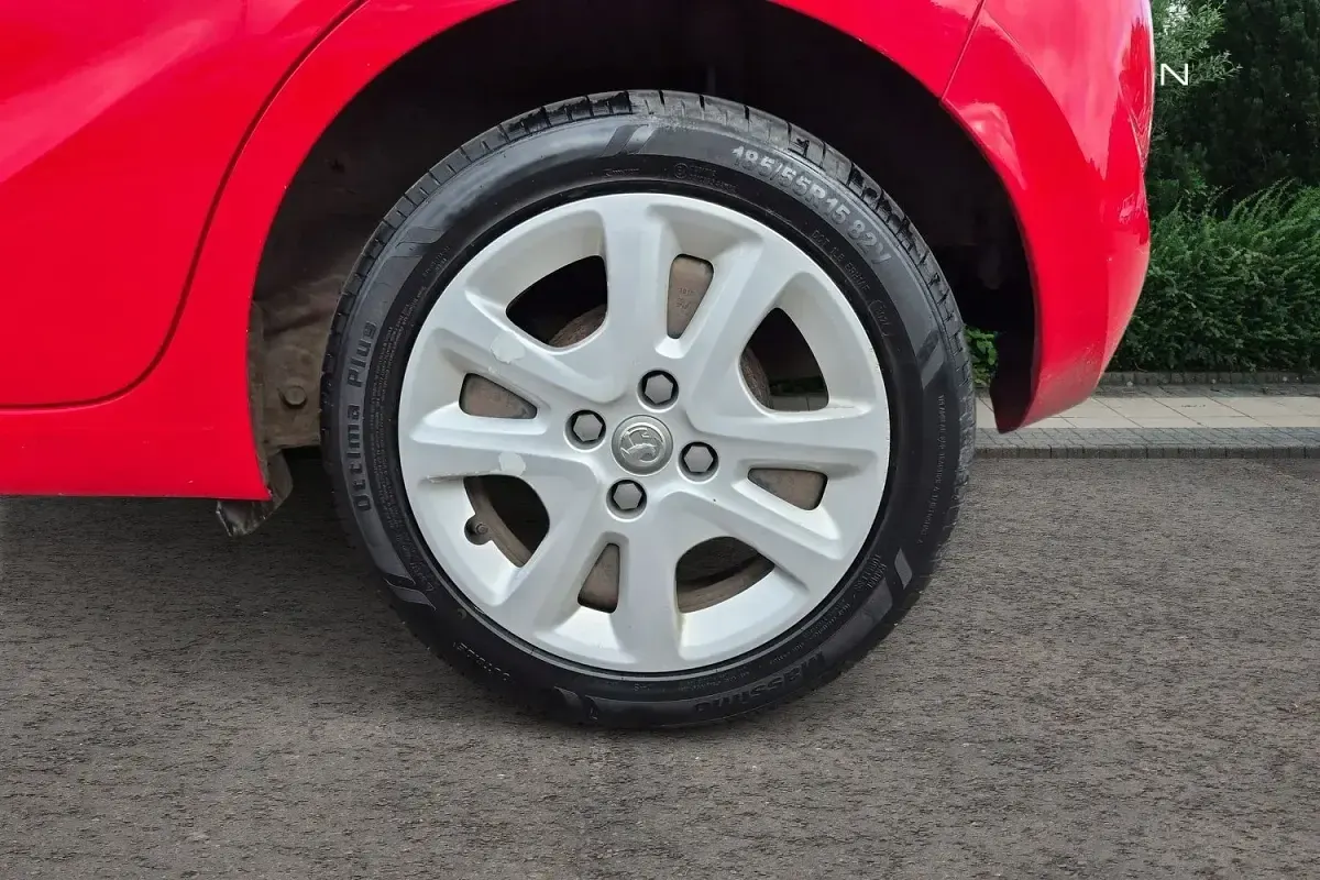 Second-hand Vauxhall Viva 75 CP (55 kW) 2016 Roșu Hatchback