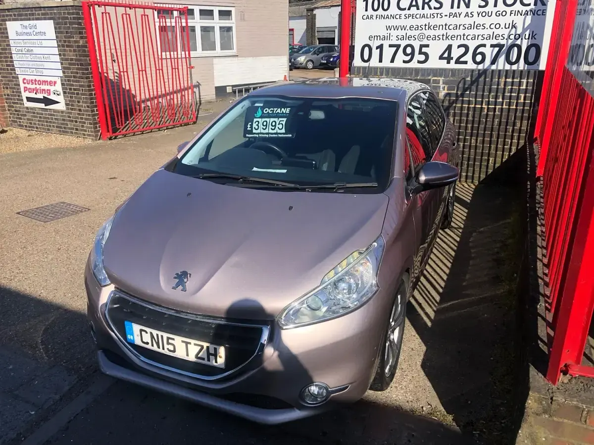 Used Peugeot 208 Allure 92 HP (67 kW) 2015 Pink Hatchback