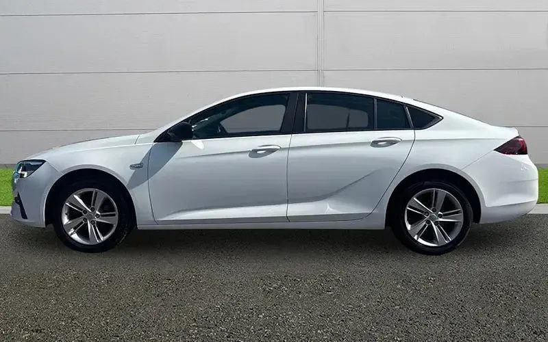 Second-hand Vauxhall Insignia Sport 122 CP (89 kW) 2020 Alb Hatchback