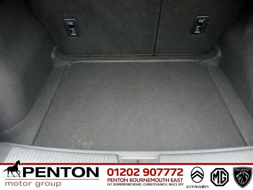 Used MG MG4 EV SE 123 kW (168 HP) 2023 White Hatchback