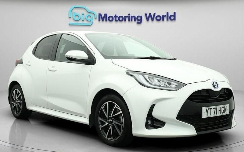 Used 2025 Toyota Yaris Hybrid Design Hatchback | £15,700 (Super price) - Image 1/4