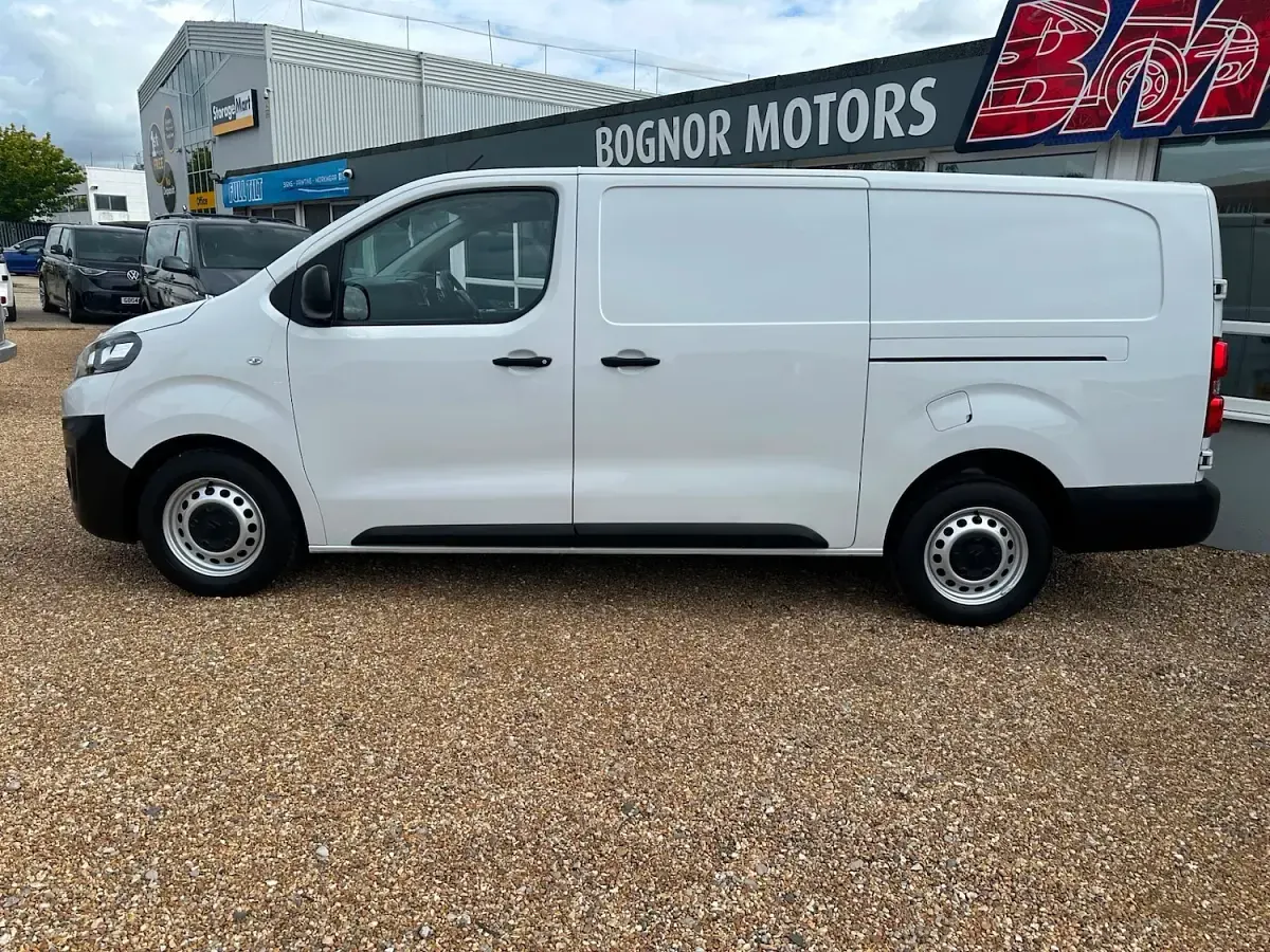 Used Citroën Dispatch 100 HP (73 kW) 2023 White MPV