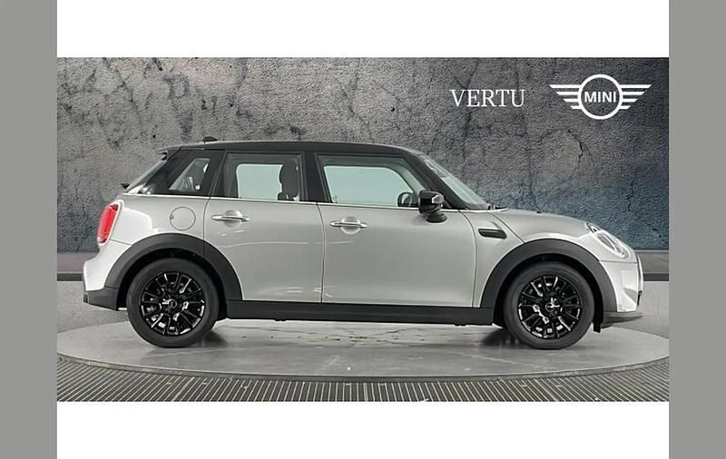 Begagnad Mini Cooper Classic 136 HK (100 kW) 2022 Silver Halvkombi