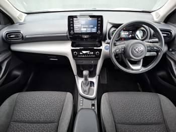 Used Toyota Yaris Hybrid 116 HP (85 kW) 2022 White Estate