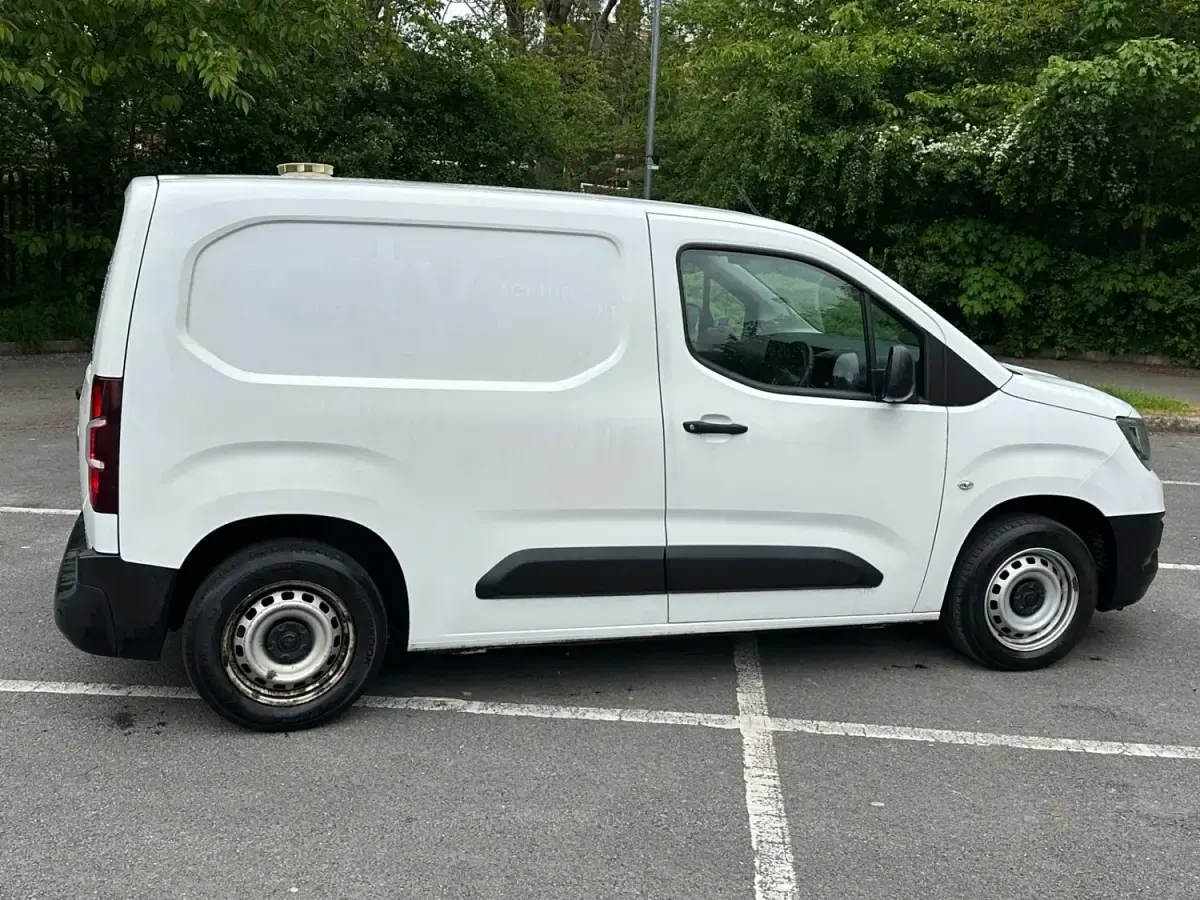 Second-hand Vauxhall Combo Edition 100 CP (73 kW) 2020 Alb Monovolum