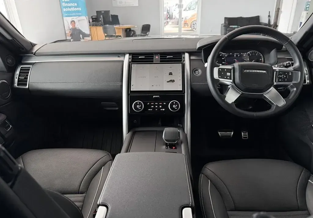Used Land Rover Discovery HSE Dynamic 300 HP (220 kW) 2023 Grey SUV