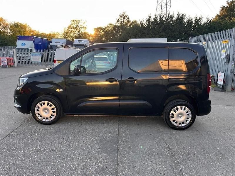 Second-hand Vauxhall Combo Sportive 100 CP (73 kW) 2021 Negru Monovolum