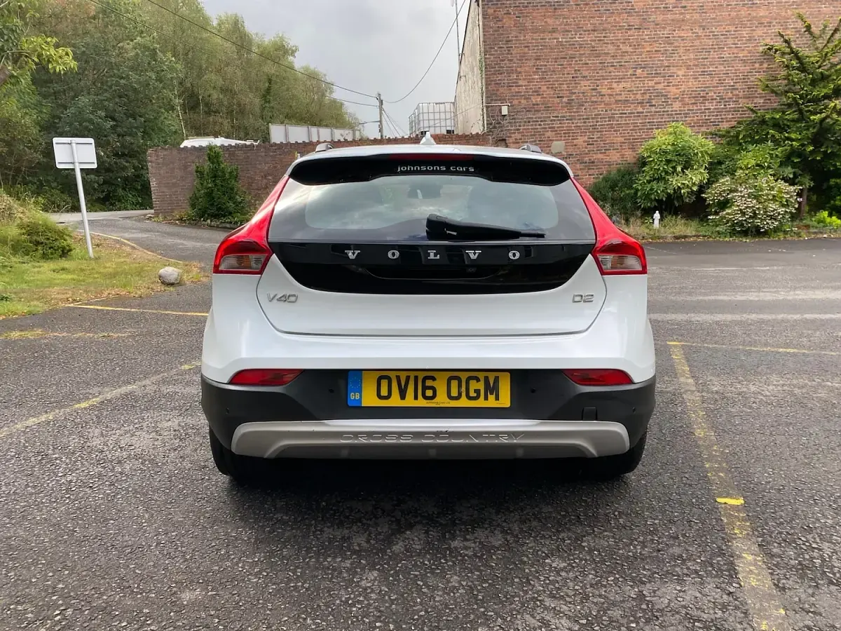 Used Volvo V40 120 HP (88 kW) 2016 White Hatchback