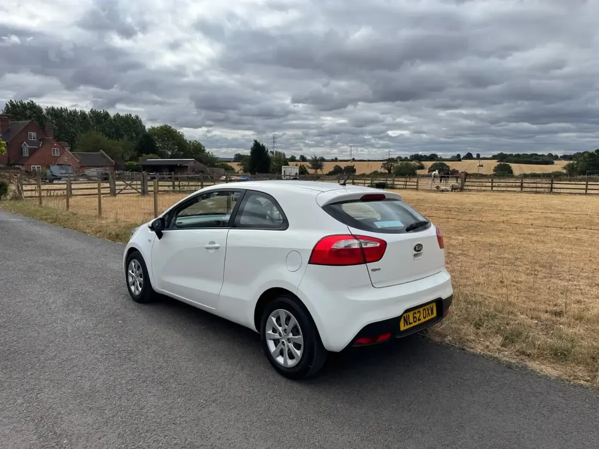 Used Kia Rio 84 HP (61 kW) 2012 White Hatchback