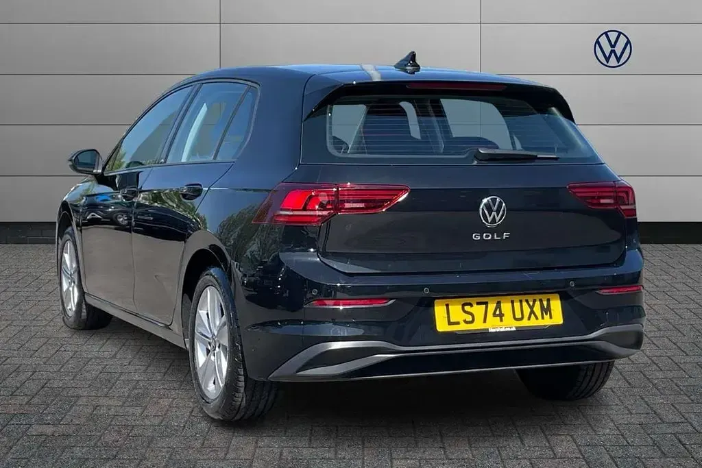 Second-hand VW Golf VIII Life 115 CP (84 kW) 2024 Negru Hatchback