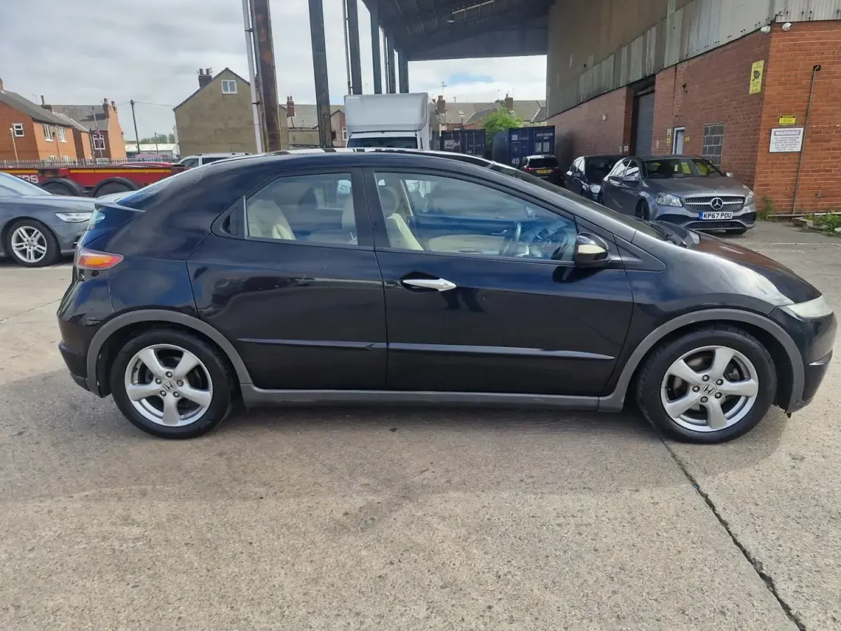 Używany Honda Civic ES 2007 Czarny Hatchback