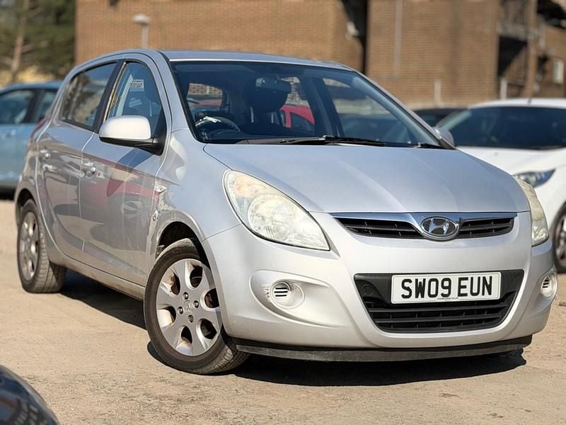 Used Hyundai i20 Comfort 101 HP (74 kW) 2009 Silver Hatchback