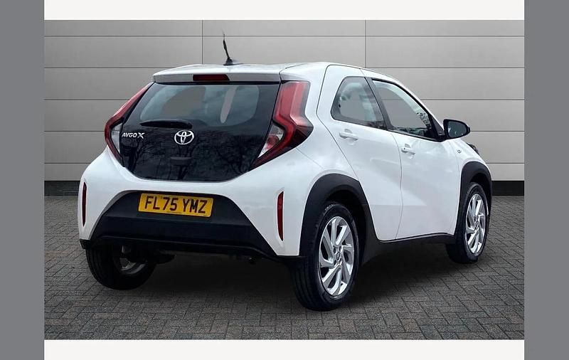 Used Toyota Aygo X PURE 72 HP (52 kW) 2025 White SUV