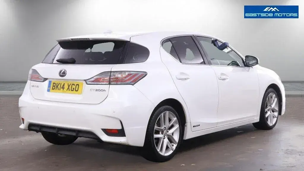 Used Lexus CT200h 136 HP (100 kW) 2014 White Hatchback