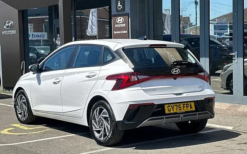 Used Hyundai i20 Advanced 101 HP (74 kW) 2025 White Hatchback